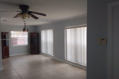 House in Miami, Florida 4 bedrooms, 180.6 sq.m. № 1356834 - photo 5