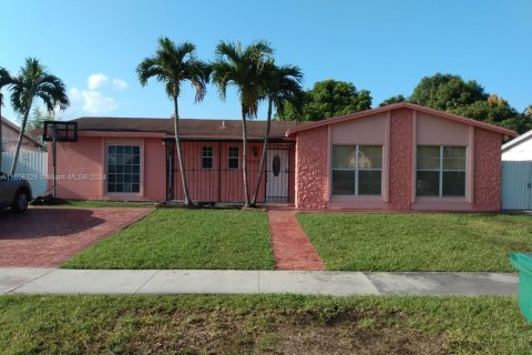 Casa en alquiler en Miami, Florida, 4 dormitorios, 180.6 m2 № 1356834 - foto 1