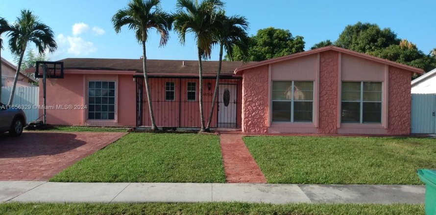 House in Miami, Florida 4 bedrooms, 180.6 sq.m. № 1356834