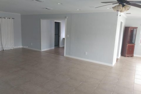 House in Miami, Florida 4 bedrooms, 180.6 sq.m. № 1356834 - photo 2