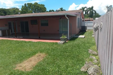 House in Miami, Florida 4 bedrooms, 180.6 sq.m. № 1356834 - photo 26