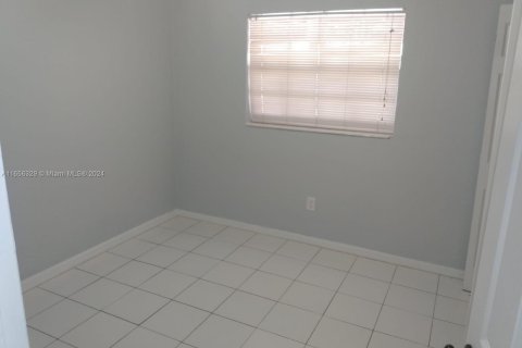 House in Miami, Florida 4 bedrooms, 180.6 sq.m. № 1356834 - photo 17