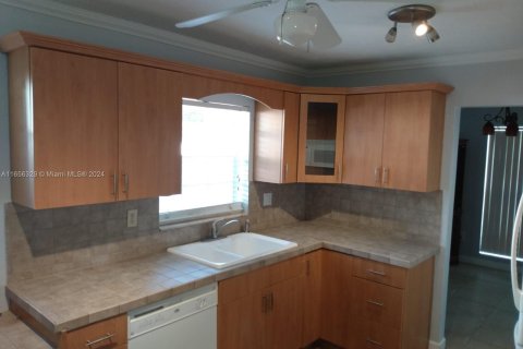 House in Miami, Florida 4 bedrooms, 180.6 sq.m. № 1356834 - photo 8