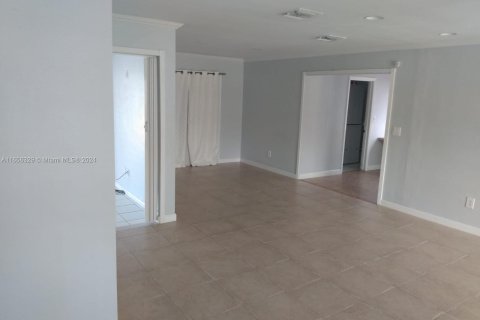 Casa en alquiler en Miami, Florida, 4 dormitorios, 180.6 m2 № 1356834 - foto 3