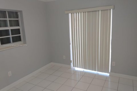 House in Miami, Florida 4 bedrooms, 180.6 sq.m. № 1356834 - photo 16