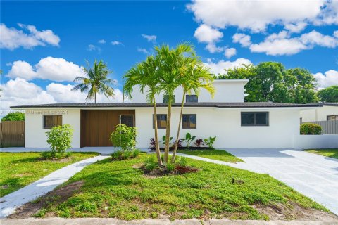 Villa ou maison à vendre à Miami Gardens, Floride: 7 chambres, 258.36 m2 № 1380383 - photo 2