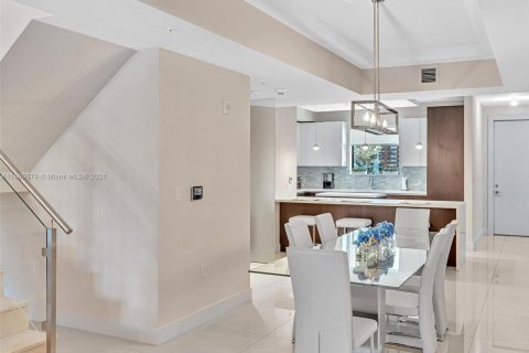 Condo in Fort Lauderdale, Florida, 3 bedrooms  № 1380340 - photo 9