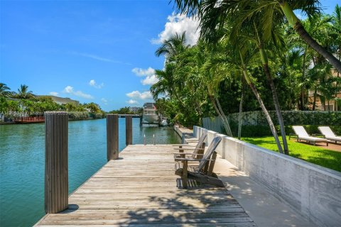 Villa ou maison à vendre à Miami Beach, Floride: 4 chambres, 393.16 m2 № 572451 - photo 10