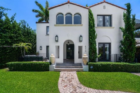 Villa ou maison à vendre à Miami Beach, Floride: 4 chambres, 393.16 m2 № 572451 - photo 11
