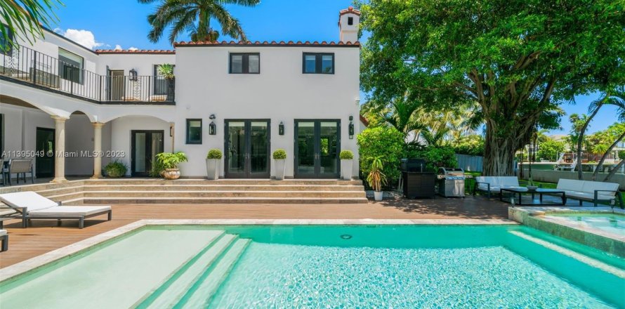 Villa ou maison à Miami Beach, Floride 4 chambres, 393.16 m2 № 572451