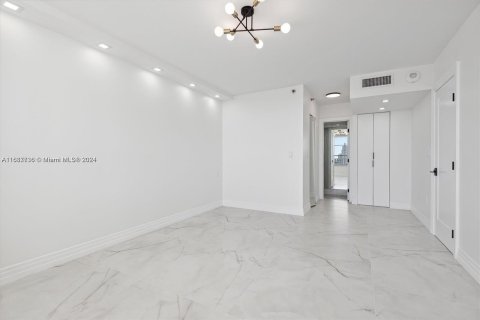 Condo in Miami Beach, Florida, 1 bedroom  № 1428546 - photo 10