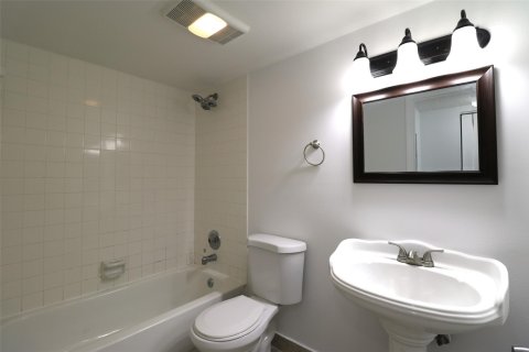 Condo in Pompano Beach, Florida, 2 bedrooms  № 1104331 - photo 3