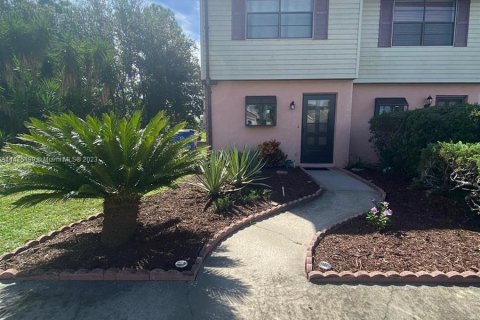 Townhouse in Lake Placid, Florida 2 bedrooms, 95.97 sq.m. № 990955 - photo 1