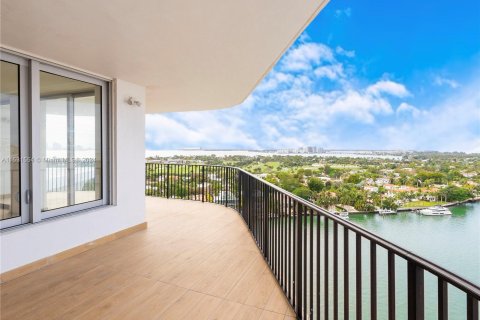 Condo in Miami Beach, Florida, 2 bedrooms  № 1011344 - photo 17