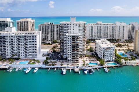 Condo in Miami Beach, Florida, 2 bedrooms  № 1011344 - photo 2