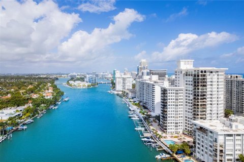 Condominio en venta en Miami Beach, Florida, 2 dormitorios, 248.79 m2 № 1011344 - foto 18