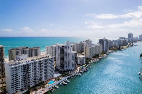 Condo in Miami Beach, Florida, 2 bedrooms  № 1011344 - photo 1