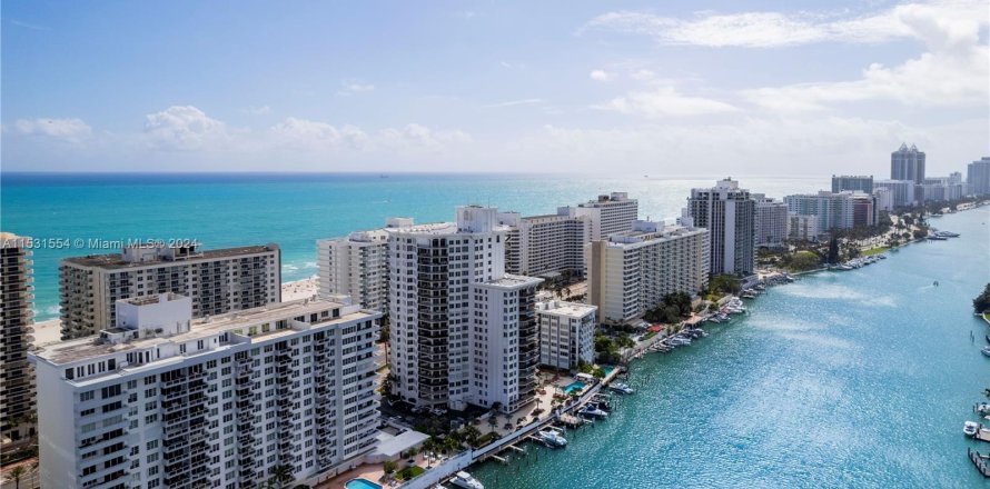 Condominio en Miami Beach, Florida, 2 dormitorios  № 1011344