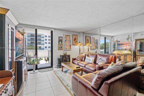 Condo in Miami Beach, Florida, 2 bedrooms  № 1181603 - photo 21