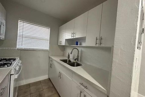 Condo in Hialeah, Florida, 2 bedrooms  № 935951 - photo 8