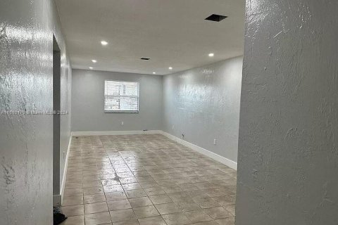 Condo in Hialeah, Florida, 2 bedrooms  № 935951 - photo 1