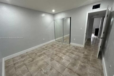 Condo in Hialeah, Florida, 2 bedrooms  № 935951 - photo 2