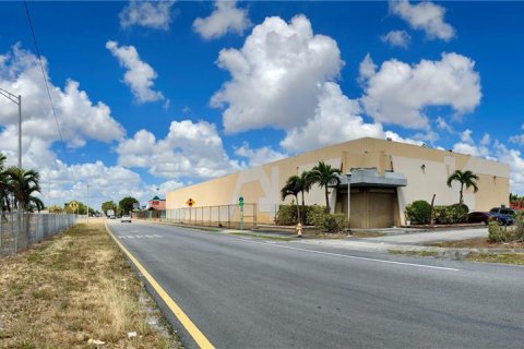 Купить коммерческую недвижимость в Майами-Гарденс, Флорида № 611843 - фото 3