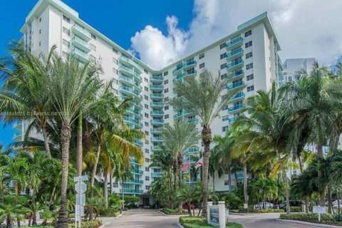 Condominio en venta en Hollywood, Florida, 2 dormitorios, 108.97 m2 № 1329152 - foto 1