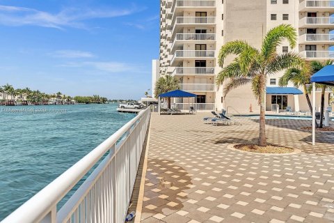 Condo in Hollywood, Florida, 2 bedrooms  № 1391511 - photo 12