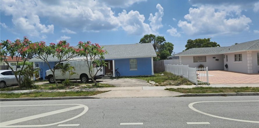 House in West Palm Beach, Florida 4 bedrooms, 171.03 sq.m. № 759858