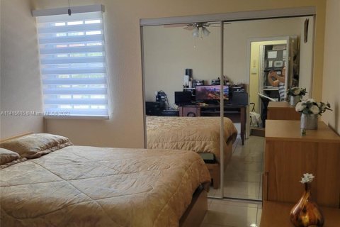 Condo in Hialeah, Florida, 2 bedrooms  № 602913 - photo 20