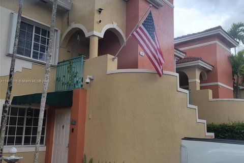 Condominio en venta en Hialeah, Florida, 2 dormitorios, 83.98 m2 № 602913 - foto 1