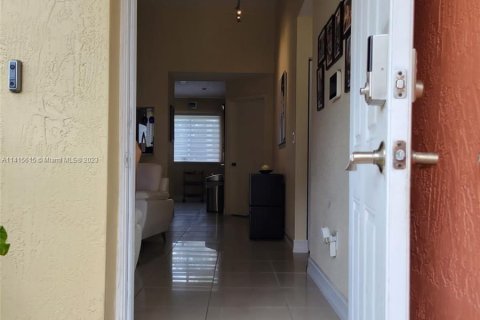Condominio en venta en Hialeah, Florida, 2 dormitorios, 83.98 m2 № 602913 - foto 4