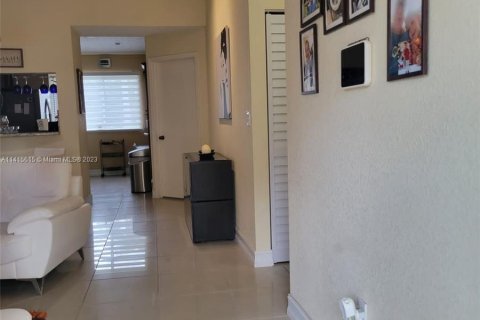 Condominio en venta en Hialeah, Florida, 2 dormitorios, 83.98 m2 № 602913 - foto 5
