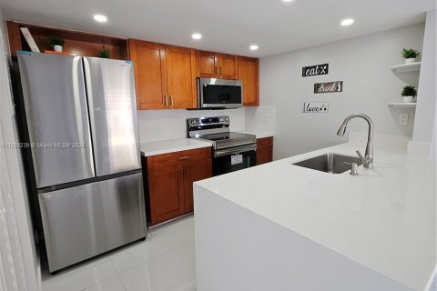 Townhouse in Miami, Florida 2 bedrooms, 92.9 sq.m. № 1383124 - photo 12