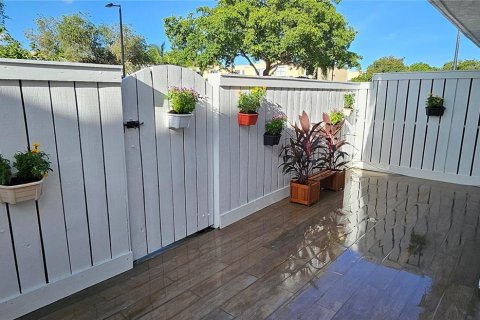 Townhouse in Miami, Florida 2 bedrooms, 92.9 sq.m. № 1383124 - photo 20