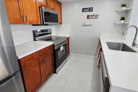 Townhouse in Miami, Florida 2 bedrooms, 92.9 sq.m. № 1383124 - photo 14