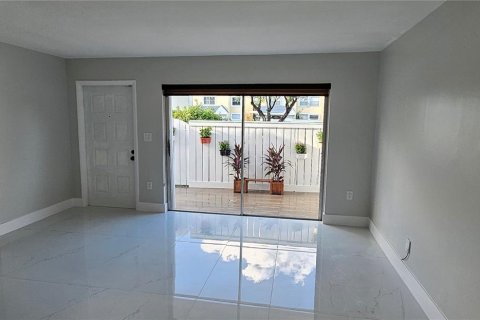 Townhouse in Miami, Florida 2 bedrooms, 92.9 sq.m. № 1383124 - photo 15