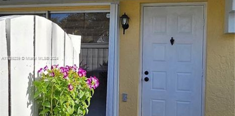 Townhouse in Miami, Florida 2 bedrooms, 92.9 sq.m. № 1383124