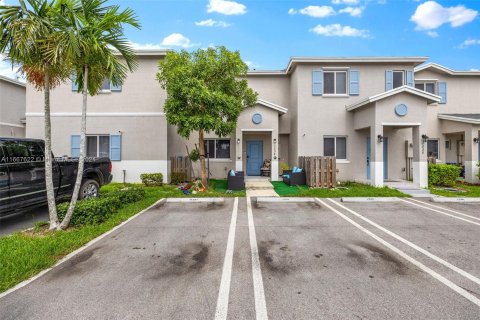 Townhouse in Florida City, Florida 3 bedrooms, 136.01 sq.m. № 1383038 - photo 1