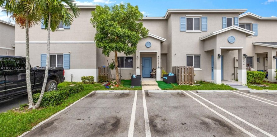 Townhouse in Florida City, Florida 3 bedrooms, 136.01 sq.m. № 1383038