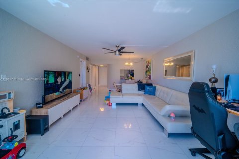 Condominio en venta en Sunrise, Florida, 1 dormitorio, 82.13 m2 № 1383121 - foto 9