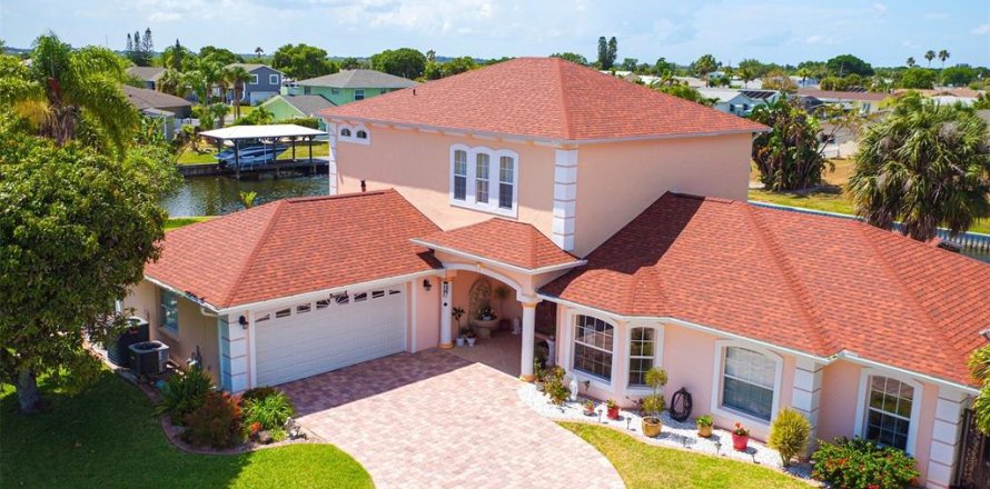 House in Merrit Island, Florida 4 bedrooms, 279.82 sq.m. № 1195501