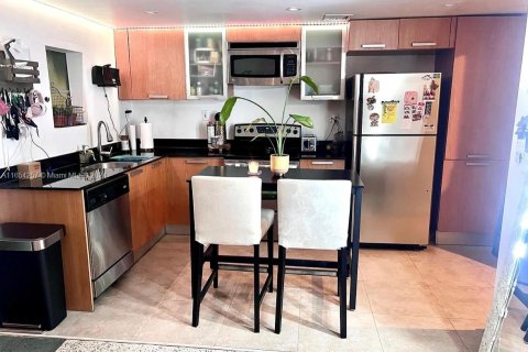 Condo in Miami Beach, Florida, 1 bedroom  № 1348775 - photo 4