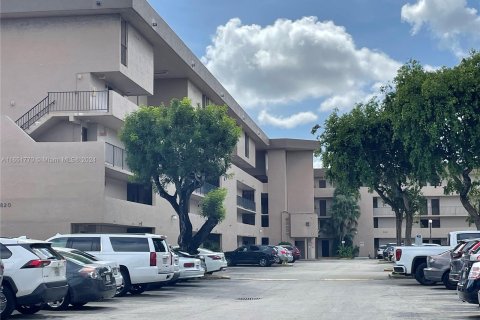 Copropriété à vendre à Miami, Floride: 3 chambres, 119.84 m2 № 1348774 - photo 1