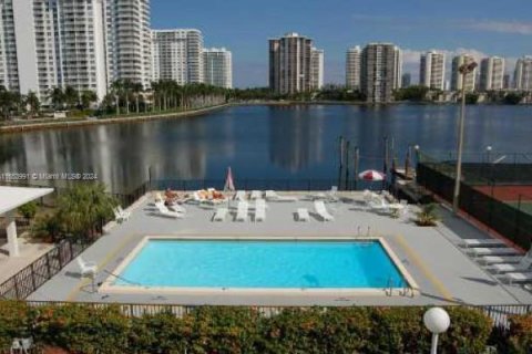 Condo in Aventura, Florida, 1 bedroom  № 1348684 - photo 15