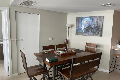 Condo in Miami, Florida, 2 bedrooms  № 1358481 - photo 7