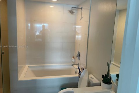 Condo in Miami, Florida, 2 bedrooms  № 1358481 - photo 12