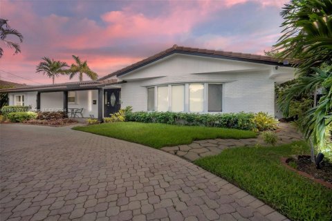 Villa ou maison à louer à Fort Lauderdale, Floride: 4 chambres, 194.91 m2 № 1358484 - photo 4