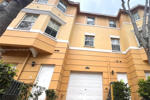 Townhouse in Royal Palm Beach, Florida 3 bedrooms, 168.62 sq.m. № 1004276 - photo 18